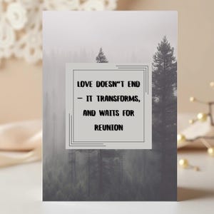 Może przedstawiać: Kartka okolicznościowa z mglistym tłem lasu. Karta zawiera tekst "LOVE DOESN'T END - IT TRANSFORMS, AND WAITS FOR REUNION" w prostokątnej ramce. Ogólna kolorystyka jest stonowana, z odcieniami szarości i bieli.
