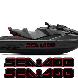 Puede incluir: Una moto acu&aacute;tica negra y gris con detalles en rojo. El lateral de la moto acu&aacute;tica tiene el texto "SEA 400" en rojo. Debajo de la moto acu&aacute;tica hay dos calcoman&iacute;as adicionales "SEA 400".