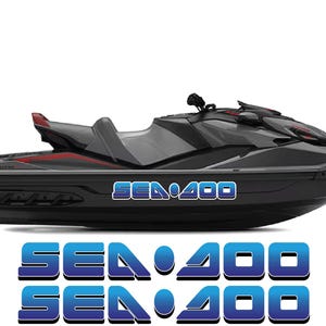 Puede incluir: Una moto acu&aacute;tica negra y gris con detalles en rojo. Las palabras "SEA 400" se muestran en azul y blanco en el lateral. Hay calcoman&iacute;as adicionales de "SEA 400" debajo.