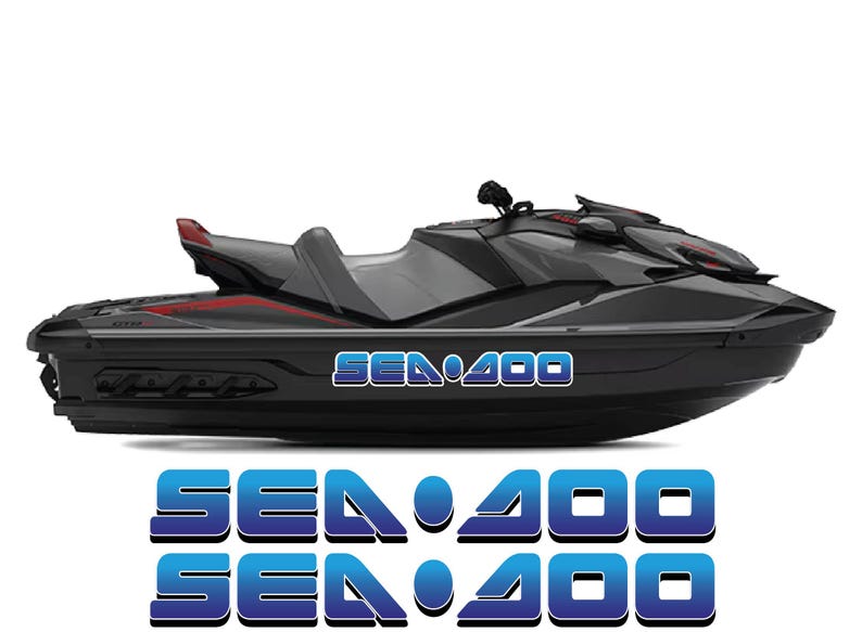 Puede incluir: Una moto acu&aacute;tica negra y gris con detalles en rojo. Las palabras "SEA 400" se muestran en azul y blanco en el lateral. Hay calcoman&iacute;as adicionales de "SEA 400" debajo.