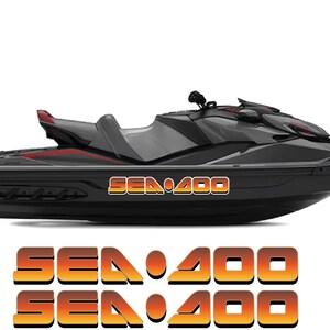 Puede incluir: Moto acu&aacute;tica negra y gris con detalles rojos. Las palabras "SEA 400" se muestran en naranja y amarillo en el lateral. Texto adicional "SEA 400" debajo.