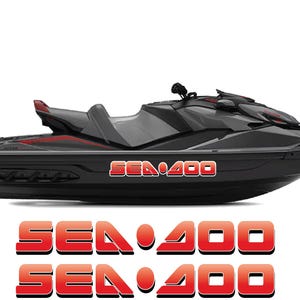 Puede incluir: Una moto acu&aacute;tica Sea-Doo Sea 400 negra y gris con detalles en rojo. La moto acu&aacute;tica tiene el texto "SEA 400" en rojo en el lateral. Texto adicional "SEA 400" se muestra debajo.