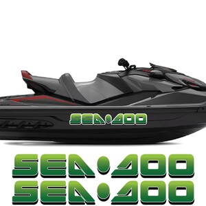 Puede incluir: Una moto acu&aacute;tica Sea-Doo Sea 400 negra y gris con detalles en rojo. Las palabras "SEA 400" est&aacute;n en verde y blanco en el lateral. Texto adicional "SEA 400" debajo de la moto acu&aacute;tica.