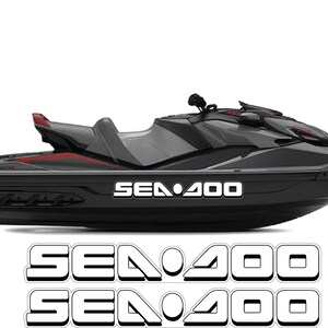 Puede incluir: Moto acu&aacute;tica negra y gris con detalles en rojo. Las palabras "SEA DOO 400" se muestran en blanco en el lateral. Pegatinas adicionales de "SEA DOO 400" debajo.