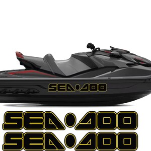 Puede incluir: Una moto acu&aacute;tica Sea-Doo Sea 400 negra y gris con detalles en rojo. La moto acu&aacute;tica tiene el texto "SEA 400" en amarillo y negro. Debajo de la moto acu&aacute;tica hay dos juegos de calcoman&iacute;as "SEA 400".