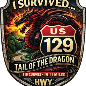 Peut inclure: Panneau en forme de bouclier avec un dragon et le texte "I SURVIVED...". Il comprend un panneau routier US 129 et les mots "TAIL OF THE DRAGON". Le panneau indique également "318 COURBES • EN 11 MILES".