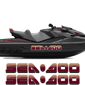Puede incluir: Una moto acu&aacute;tica Sea-Doo negra y gris con detalles en rojo. La moto acu&aacute;tica tiene el texto "SEA 400" en una fuente degradada en el lateral. Texto adicional "SEA 400" se muestra debajo. La moto acu&aacute;tica est&aacute; sobre un fondo blanco.