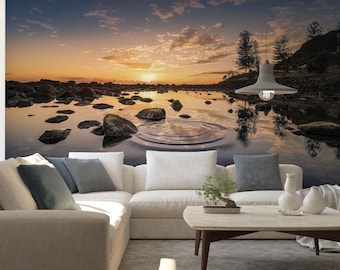Mural de agua con puesta de sol dorada con reflejos tranquilos y piedras. Papel tapiz despegable y adhesivo para baños de spa, dormitorios, decoración costera moderna 1765