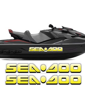 Puede incluir: Moto acu&aacute;tica negra y gris con detalles en rojo. Las palabras "SEA DOO 400" se muestran en amarillo y blanco en el lateral. Dos calcoman&iacute;as adicionales de "SEA DOO 400" est&aacute;n debajo.