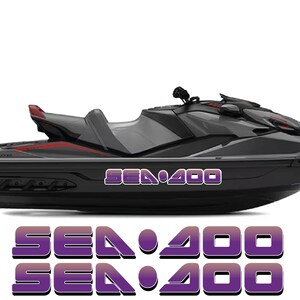 Puede incluir: Una moto acu&aacute;tica negra y gris con detalles en rojo. Las palabras "SEA 400" se muestran en letras moradas y blancas en el lateral. Texto adicional "SEA 400" debajo.