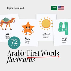 Puede incluir: Descarga digital de tarjetas didácticas de primeras palabras en árabe. Las tarjetas presentan ilustraciones de un camello, una estrella, el sol y el número cuatro. El conjunto incluye 72 tarjetas, con palabras en árabe e inglés.