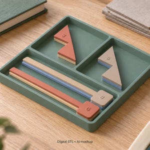 Peut inclure: Un plateau carré vert sauge à trois compartiments contenant des formes géométriques et de longues barres. Les pièces sont colorées dans des tons sourds de terre cuite, beige et bleu, avec les chiffres 3, 5, 6 et 8 en relief. Le texte indique Digital STL • AI mockup.