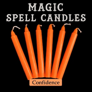 Könnte beinhalten: Sechs orangefarbene Zauberkerzen mit weißen Dochten auf schwarzem Hintergrund. Die Worte "MAGIC SPELL CANDLES" stehen oben, und das Wort "Confidence" steht unten.