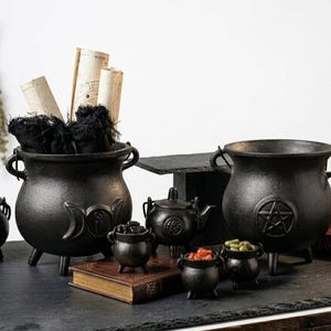Large Cast Iron Witches Cauldron, Triple Moon Pentagram Pot, Wicca Altar Decor (23x18cm)