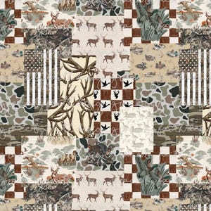 Puede incluir: Un diseño de tela de patchwork con cuadrados repetidos de ilustraciones temáticas de caza, incluyendo ciervos, patos, astas, patrones de camuflaje y motivos de banderas estadounidenses en tonos marrón, beige, verde y blanco con marca de agua.