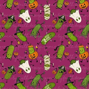 Peut inclure: Un motif répétitif sur fond magenta foncé représentant des cornichons verts de dessin animé déguisés pour Halloween en fantômes, squelettes, momies, pirates et sorcières, accompagnés de petits seaux citrouilles orange.