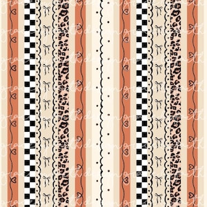 Pode incluir: Um padrão vertical repetitivo com riscas em tons de creme, bege e terracota. O design inclui faixas axadrezadas a preto e branco, filas de pequenos laços pretos, secções com estampado de leopardo e linhas finas com ícones de corações.