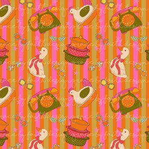 Puede incluir: Patrón repetitivo con ilustraciones de pollos, patos, teléfonos, ollas, gafas de sol y estrellas. El fondo tiene rayas verticales en tonos naranja, rosa y verde.
