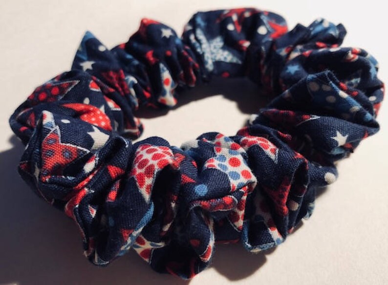 Red White & Blue Stars on Navy Blue 4th of July Hair Patriotic Scrunchie Bild 1