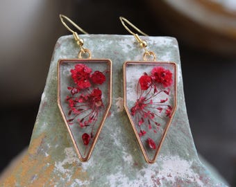 ドライフラワー樹脂イヤリング、ハンドメイドフラワージュエリー。バレンタインデーのギフトアイデア