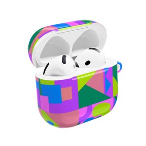 Op de afbeelding: Een open witte AirPod-case met twee witte oortelefoons erin. De case is versierd met een kleurrijk geometrisch patroon van roze, paarse, groene, blauwe en gele vormen. Er zit een kleine lus aan de zijkant.