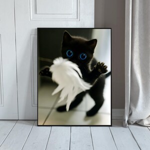 Muurkunst zwart katje met blauwe ogen – speelse poster met verenkat | Afdrukbare kattenkunst voor kattenliefhebbers | Digitale download