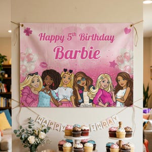 Puede incluir: Una taza de cerámica blanca con un asa negra y el texto "But First, Coffee" en negro, con una fuente de estilo manuscrito. La taza está sobre una superficie blanca.