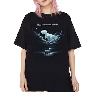 T-shirt "Kom ihåg vem du är", t-shirt med rolig meme om evolution, t-shirt med bilder på får och dinosaurier.