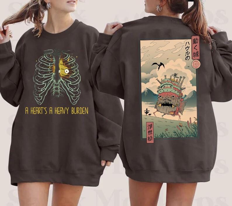 Puede incluir: Sudadera marr&oacute;n oscuro con un gr&aacute;fico de una caja tor&aacute;cica y un coraz&oacute;n, con el texto "A Heart's A Heavy Burden" en la parte delantera. La parte trasera presenta una ilustraci&oacute;n de estilo anime japon&eacute;s.