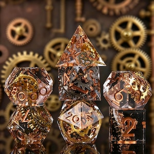 以下が含まれることがあります： スチームパンクをテーマにした多面体サイコロのコレクション。サイコロは透明で、銅色の歯車と数字が埋め込まれています。背景にはさまざまなサイズの歯車があり、まとまりのある美しさを生み出しています。