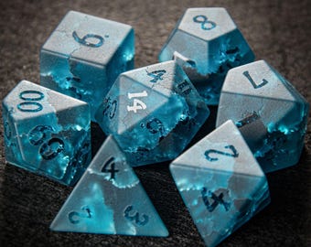 Juego de dados poliédricos de cristal de glaciar agrietado (con caja)