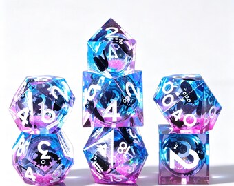 Juego de dados con núcleo líquido de gato en degradado morado y rosa, resina de borde afilado para juegos de rol.
