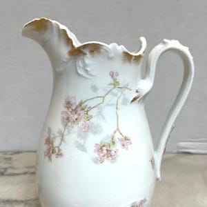 Limoges, Francia. Cafetera/chocolatera A. Lanternier con decoración de rosas, ca. principios del siglo XX. (Sin tapa)