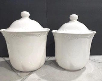 Vintage 1990's Pfaltzgraff Heritage White Stoneware Canisters with Lids.