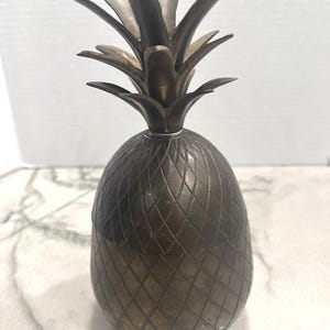 Caja de baratijas/recipiente de piña MCM de latón con pátina vintage