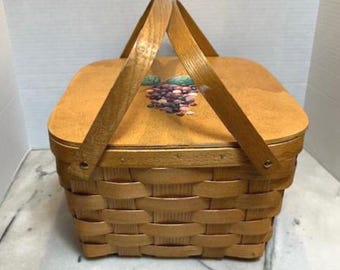 Cesta de picnic vintage con uvas pintadas