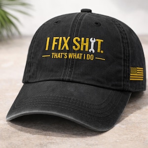 Op de afbeelding: Een set van drie keramische mokken met een gespikkelde, matte afwerking. De mokken zijn in crème, lichtgrijs en donkergrijs. Elke mok heeft een eenvoudig, minimalistisch ontwerp.