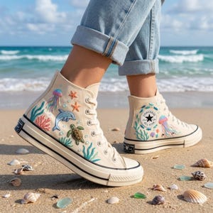 Broderade Converse-sneakers med havsdjur, specialdesignade höga sneakers med strandtema, sommarsemesterpresent, sneakers i kuststil