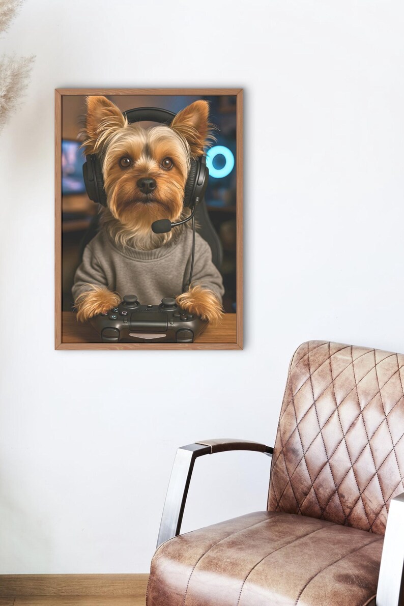 Pu&ograve; includere: Una stampa incorniciata raffigura uno Yorkshire Terrier con cuffie e un maglione grigio, che tiene in mano un controller di gioco nero. Il cane &egrave; in una configurazione di gioco con una luce al neon blu sullo sfondo. La stampa &egrave; in una cornice di legno.