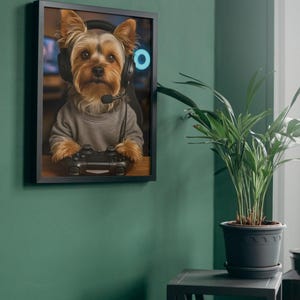 Pu&ograve; includere: Stampa incorniciata di uno Yorkshire Terrier con cuffie e un controller di videogiochi. Il cane indossa un maglione grigio. Lo sfondo mostra una configurazione di gioco con luce al neon blu.
