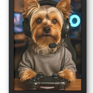 Pu&ograve; includere: Stampa incorniciata con un Yorkshire Terrier con cuffie e un maglione grigio, che tiene in mano un controller di videogiochi nero. Il cane &egrave; al centro, con uno sfondo sfocato. L'immagine ha una cornice nera.