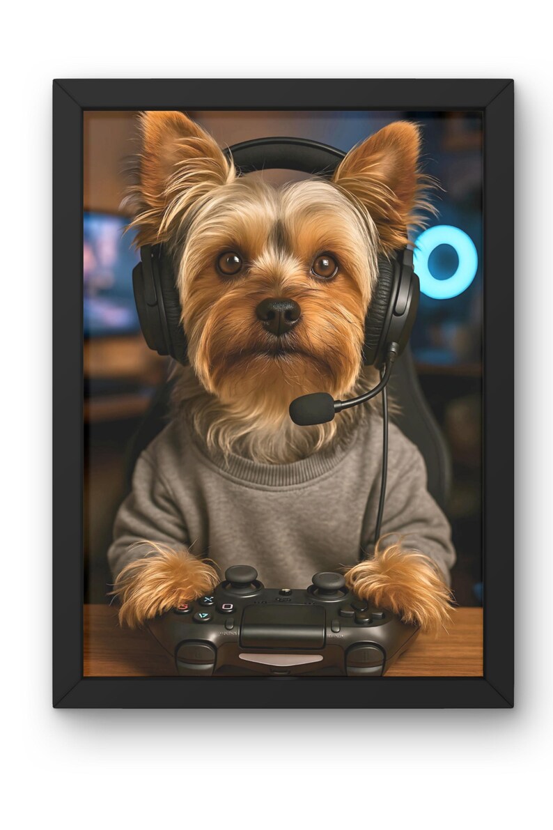 Pu&ograve; includere: Stampa incorniciata con un Yorkshire Terrier con cuffie e un maglione grigio, che tiene in mano un controller di videogiochi nero. Il cane &egrave; al centro, con uno sfondo sfocato. L'immagine ha una cornice nera.