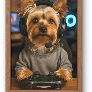 Pu&ograve; includere: Stampa incorniciata di uno Yorkshire Terrier con cuffie e maglione grigio, che tiene in mano un controller di gioco nero. Il cane &egrave; in una configurazione di gioco con una luce al neon blu. L'immagine &egrave; in una cornice di legno.