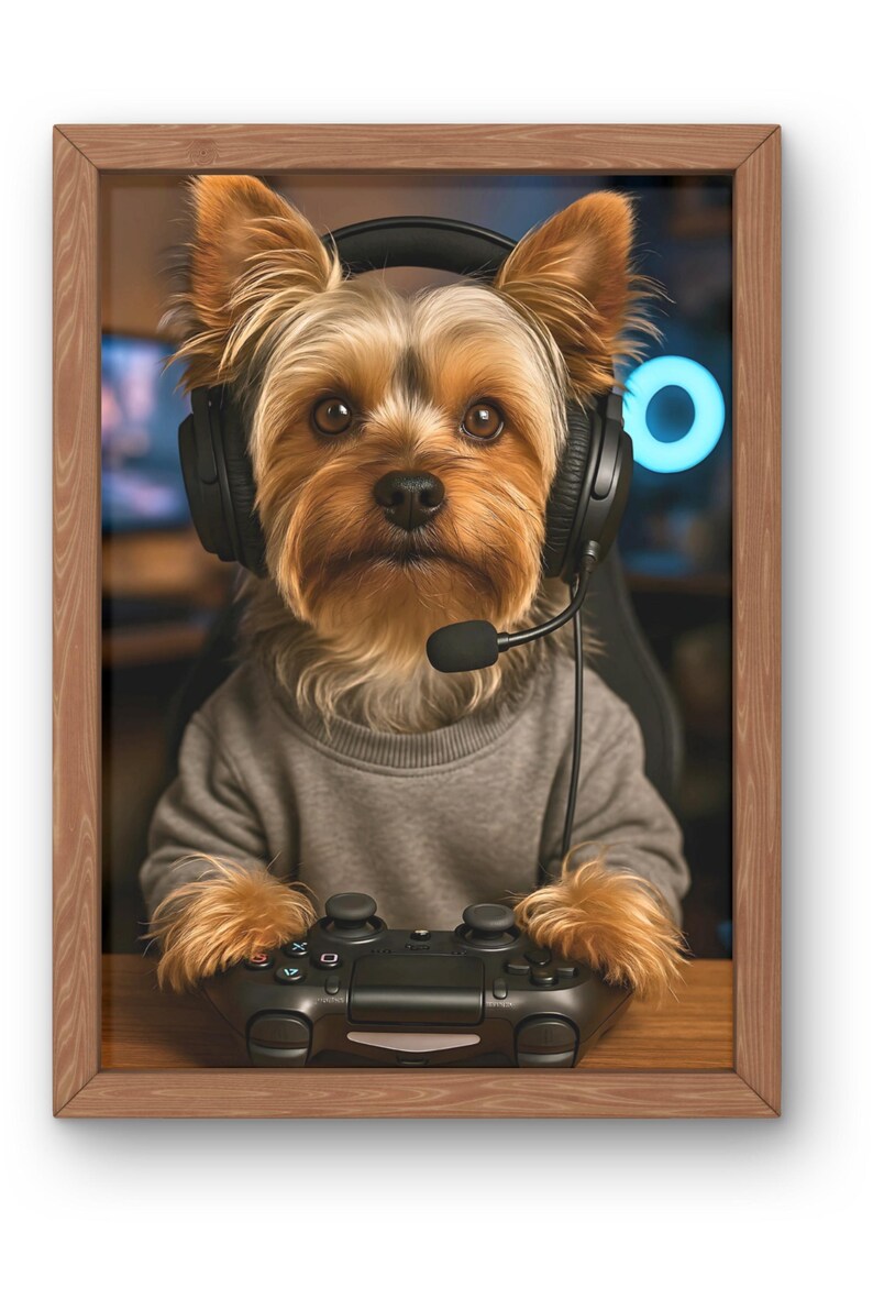 Pu&ograve; includere: Stampa incorniciata di uno Yorkshire Terrier con cuffie e maglione grigio, che tiene in mano un controller di gioco nero. Il cane &egrave; in una configurazione di gioco con una luce al neon blu. L'immagine &egrave; in una cornice di legno.