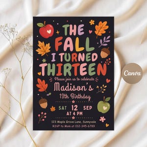 Puede incluir: Una tarjeta de invitación de cumpleaños rectangular negra con el texto THE FALL I TURNED THIRTEEN, Madison's 13th Birthday, SAT 12 SEP AT 4 PM, 123 Maple Grove Lane, Sunnyvale, RSVP to Mom at 012-345-6789, decorada con hojas de otoño, bellotas y manzanas.