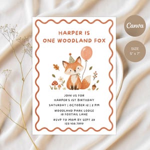 Può includere: Un biglietto d'invito di compleanno rettangolare con un bordo arancione ondulato. Il testo recita: HARPER IS ONE WOODLAND FOX, JOIN US FOR HARPER'S 1ST BIRTHDAY, SATURDAY | OCTOBER 12 | 2 PM, WOODLAND PARK LODGE, 18 FOXTAIL LANE, RSVP TO MOM BY SEPT 28, 123.456.7890.