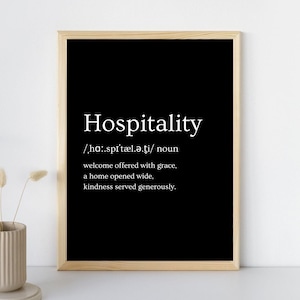 Puede incluir: Una impresión en blanco y negro enmarcada con la palabra "Hospitalidad" en blanco. Debajo, se proporciona la definición de hospitalidad, describiéndola como una bienvenida ofrecida con gracia, un hogar abierto de par en par y amabilidad servida generosamente.