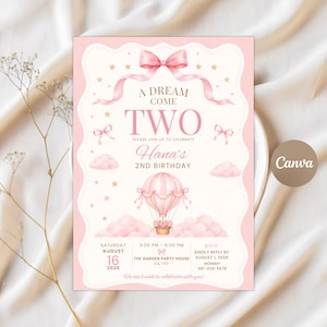 Könnte beinhalten: Eine rechteckige Geburtstagseinladungskarte mit gewelltem Rand, verziert mit einem rosa Heißluftballon, Wolken, Sternen und Schleifen. Der Text lautet: A DREAM COME TWO, Hana's 2ND BIRTHDAY, Samstag, 16. August 2026, 15:00 - 18:00 Uhr, The Garden Party House.