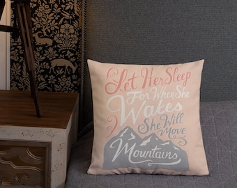 Déjala dormir porque cuando se despierte moverá la almohada de las montañas, la decoración de la guardería de la niña, el regalo de la niña, el cojín de la guardería, los regalos para los niños