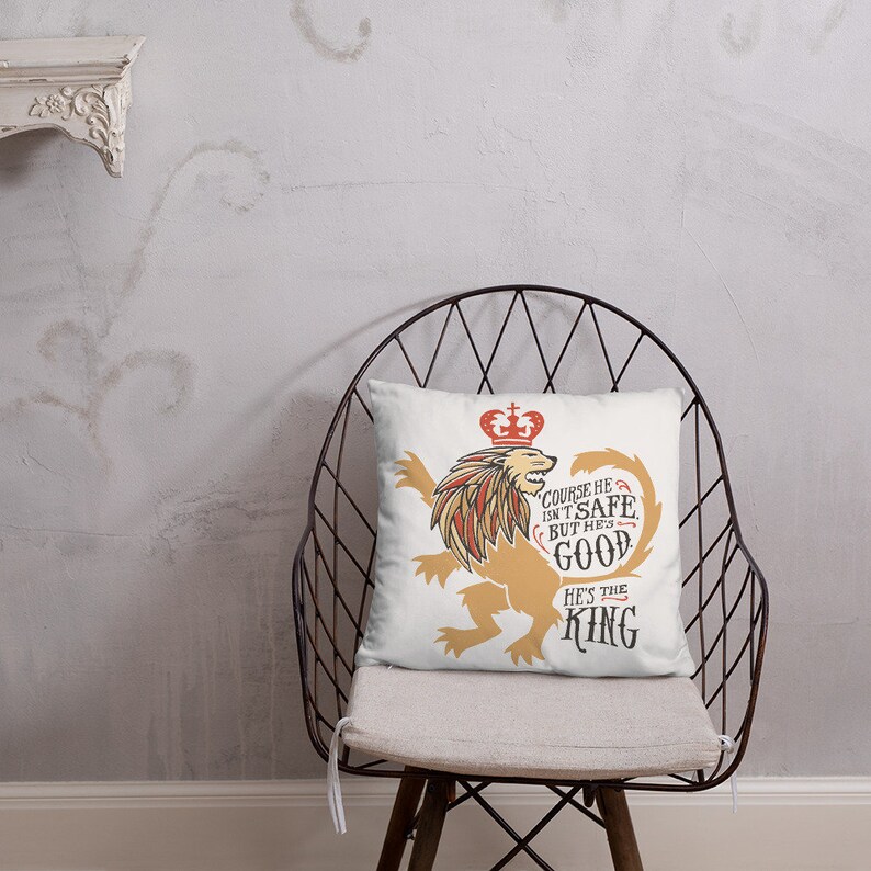 Puede incluir: Una almohada blanca con un gr&aacute;fico de un le&oacute;n con una corona. El le&oacute;n es naranja y rojo con una melena blanca. El texto en la almohada dice "Claro que no est&aacute; seguro, pero es bueno. &Eacute;l es el rey."